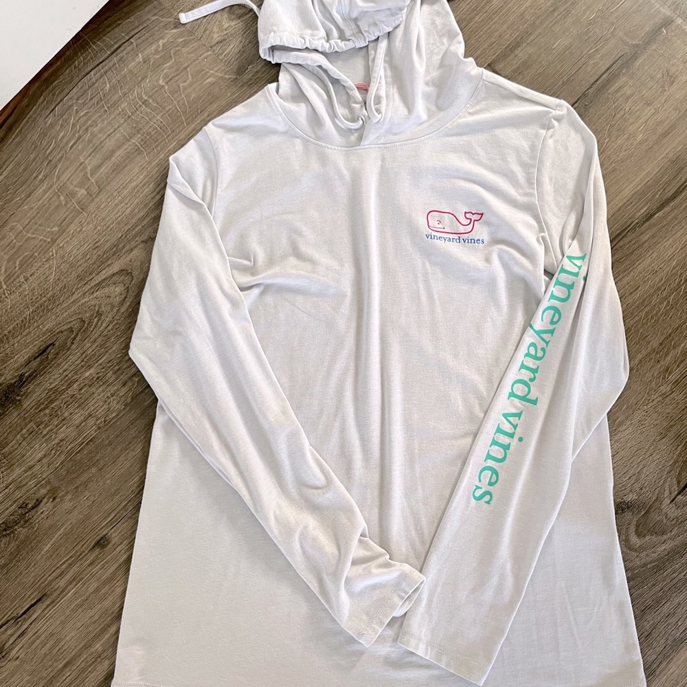 Vineyard Vines long sleeve. Like new. Size M